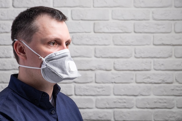 Foto retrato de un hombre que llevaba una máscara médica