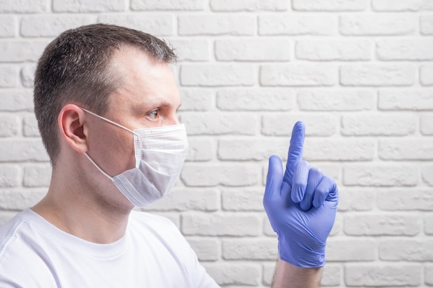 Foto retrato de un hombre que llevaba una máscara médica