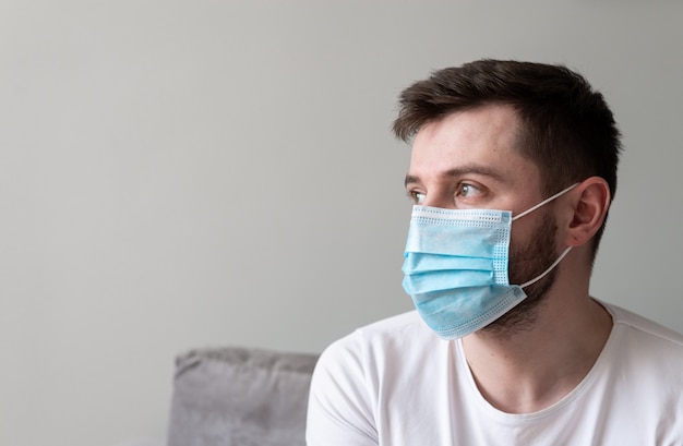 Foto retrato de un hombre que llevaba una máscara médica