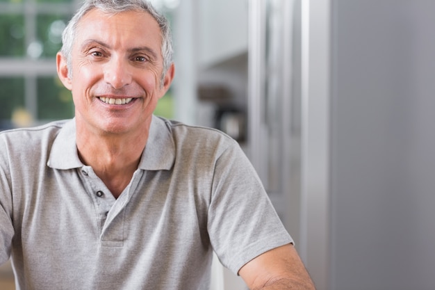 Foto retrato del hombre que mira la cámara