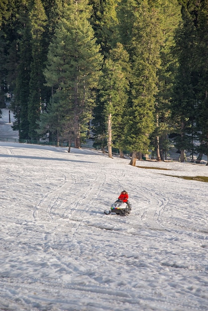 un retrato de un hombre que monta una moto de nieve