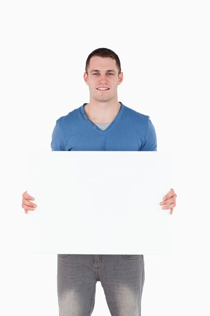 Foto retrato de un hombre que sostiene un panel en blanco