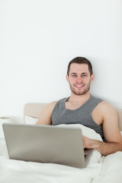 Retrato de un hombre que usa un cuaderno