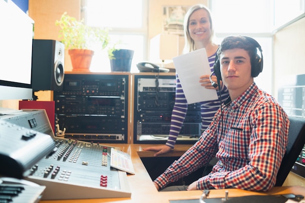 Foto retrato de hombre de radio con mujer empleada