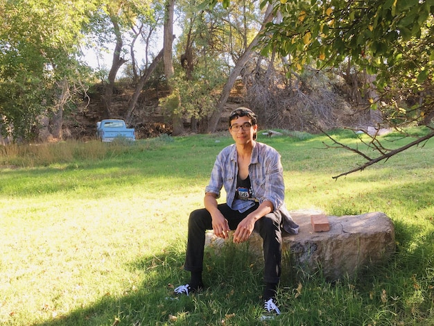 Foto retrato de un hombre relajándose en el parque