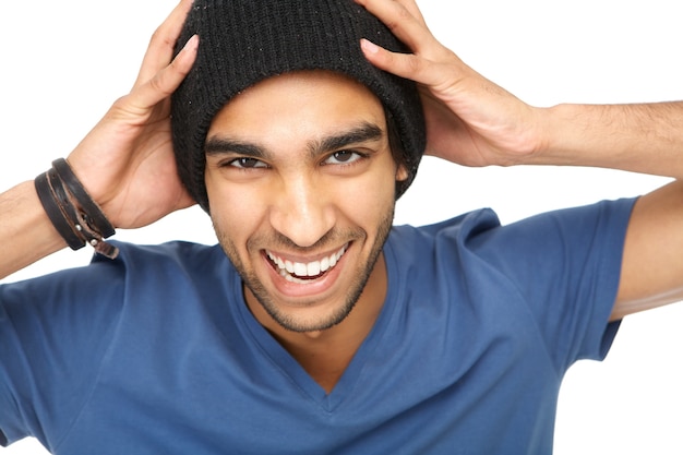 Retrato de un hombre riendo con sombrero negro