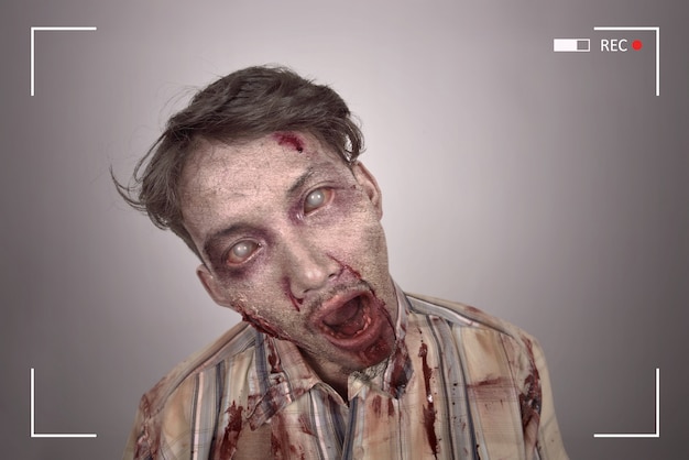 Retrato de hombre sangriento zombie asiático