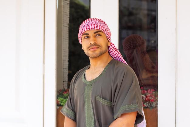 Retrato de hombre saudí con ropa tradicional