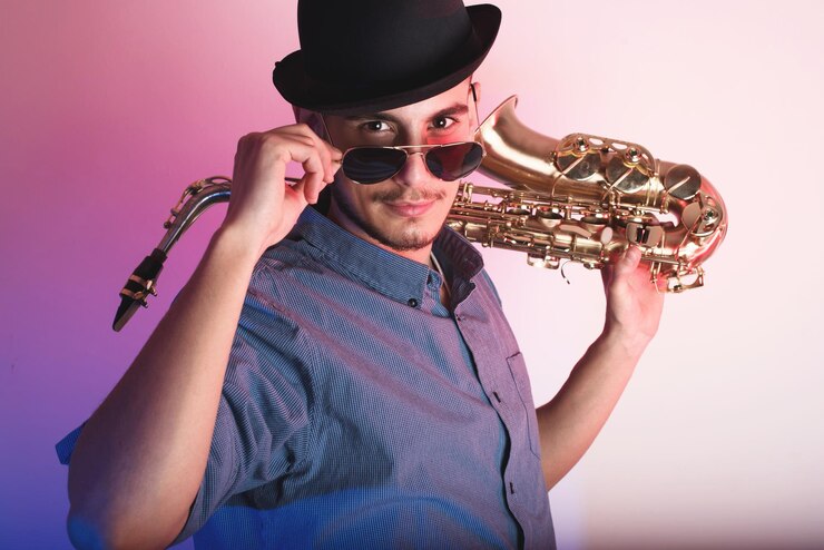 Foto retrato de un hombre con un saxofón y un sombrero