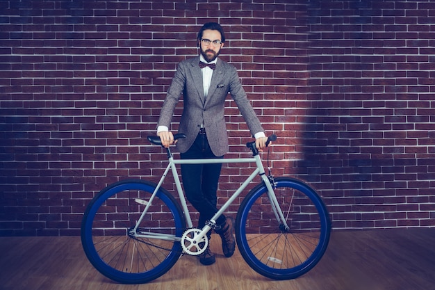 Retrato de hombre seguro con bicicleta