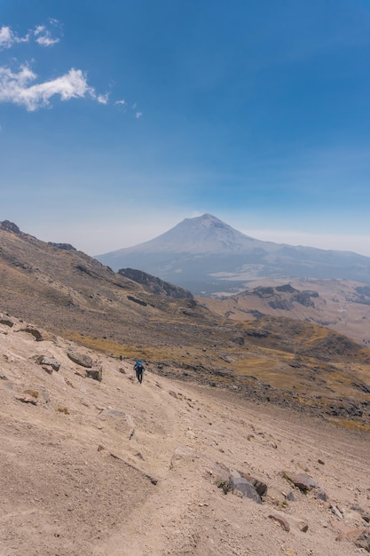 Retrato de hombre de senderismo con mochila caminando en la naturaleza