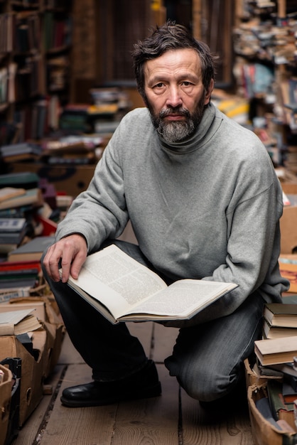 Retrato de hombre senior auténtico en el mercado del libro