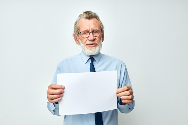 Retrato de hombre senior feliz oficina de trabajo hoja en blanco de papel fondo claro