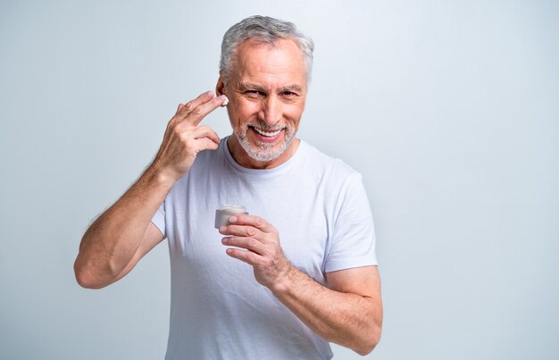 Retrato de hombre senior guapo aislado en blanco