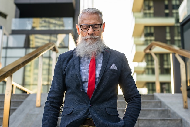 Retrato de hombre senior hipster