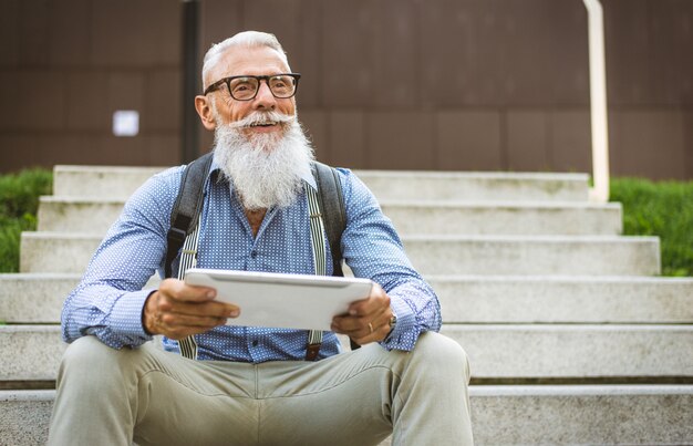 Retrato de hombre senior hipster