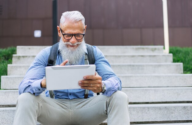 Retrato de hombre senior hipster