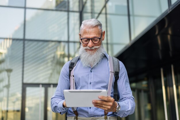 Retrato de hombre senior hipster