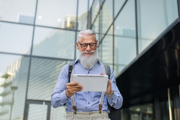 Foto retrato de hombre senior hipster