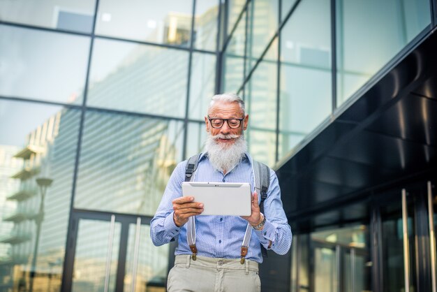 Retrato de hombre senior hipster