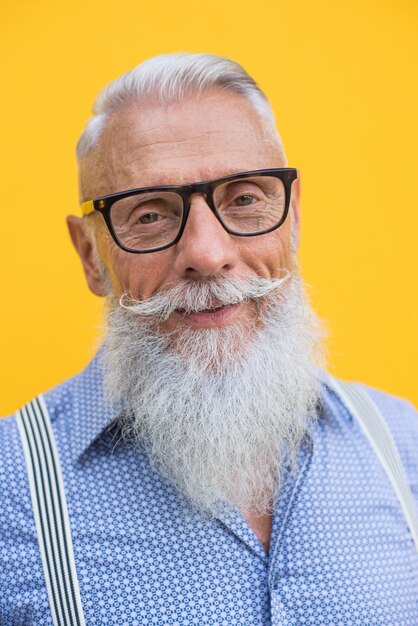 Retrato de hombre senior hipster