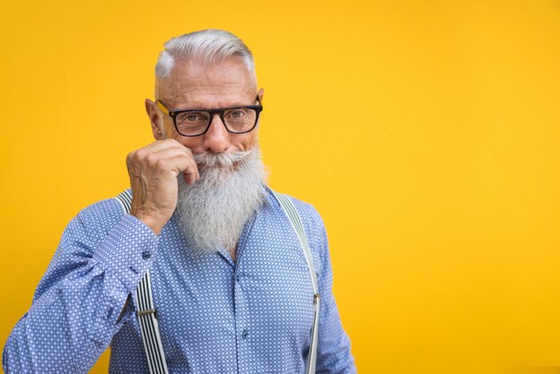 Retrato de hombre senior hipster