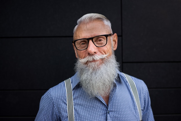 Retrato de hombre senior hipster