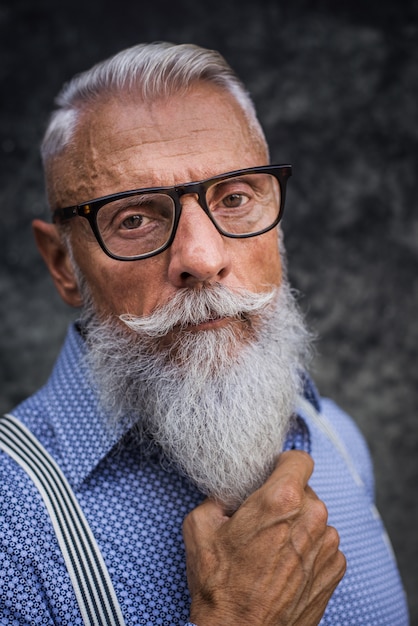 Retrato de hombre senior hipster