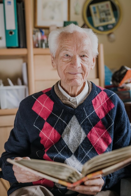 Retrato de un hombre sentado en casa