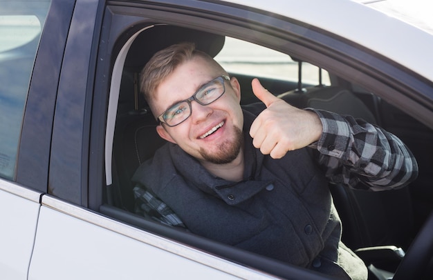 Retrato de un hombre sentado en un coche