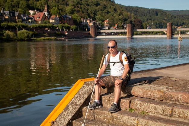 Foto retrato de un hombre sentado en un lago