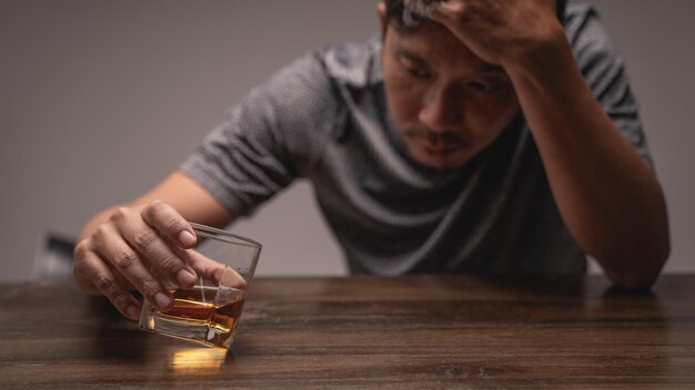 Foto retrato de un hombre sentado en una mesa