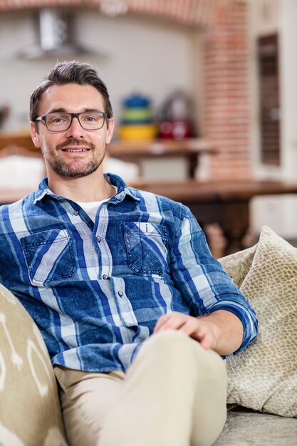 Retrato de hombre sentado en el sofá