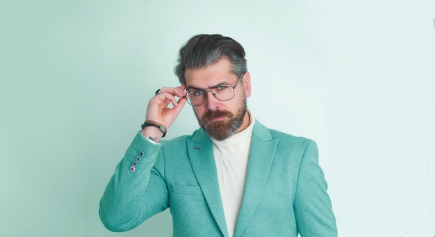 Retrato de un hombre serio y guapo de moda con traje azul