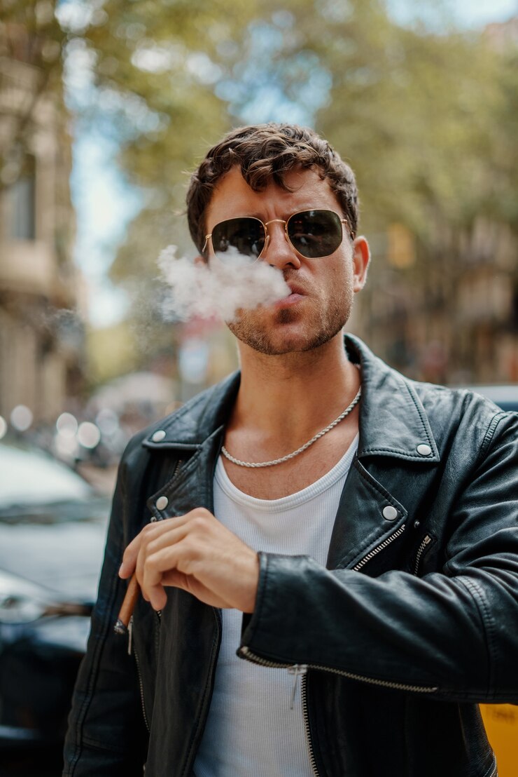 Foto retrato de hombre sexy cerca de la entrada de la estación de metro del metro