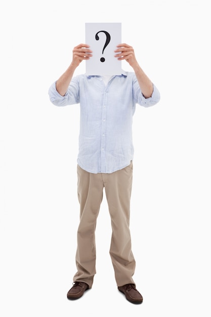 Foto retrato de un hombre con un signo de interrogación en un papel