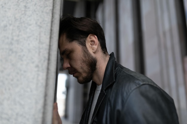 Retrato de un hombre con signos de trastorno de estrés postraumático