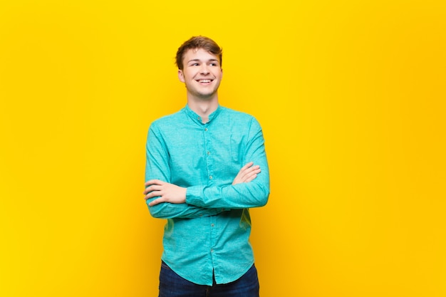 Retrato de un hombre sobre fondo amarillo