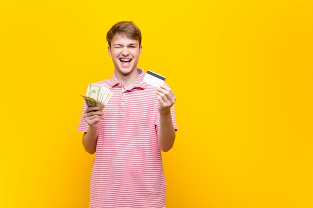 Retrato de un hombre sobre fondo amarillo