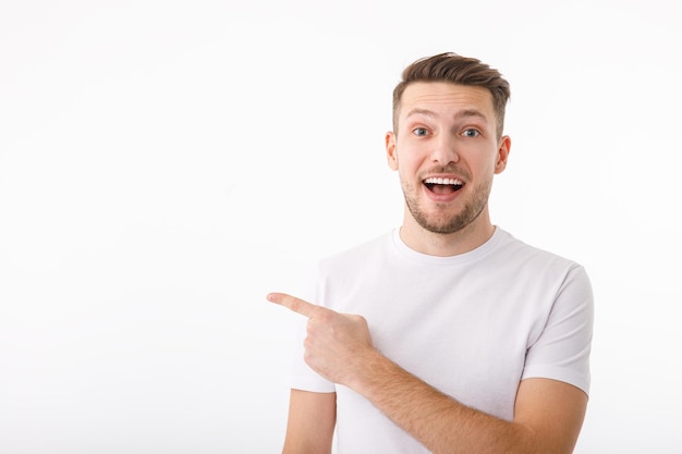 Retrato de un hombre sobre un fondo blanco señalando gesto a copyspace