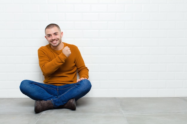 Retrato de un hombre sobre un fondo blanco.