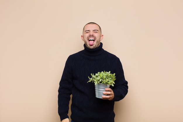 Retrato de un hombre sobre un fondo crema