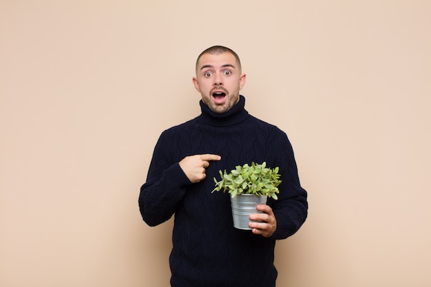 Retrato de un hombre sobre un fondo crema