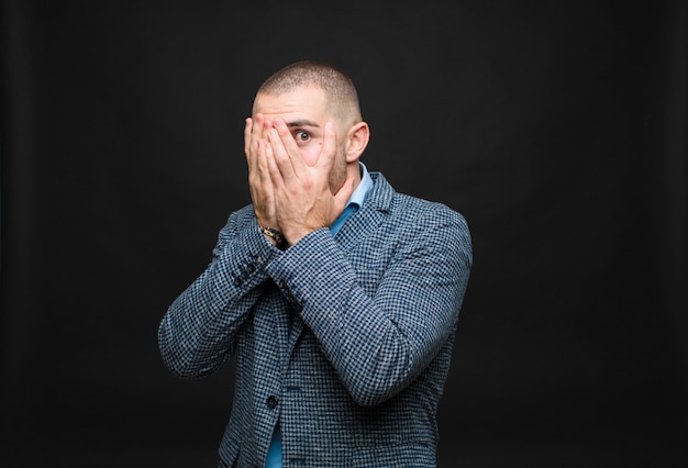 Retrato de un hombre sobre un fondo negro