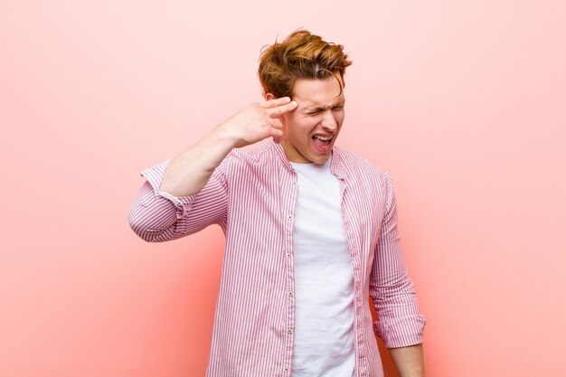 Retrato de un hombre sobre un fondo rosa