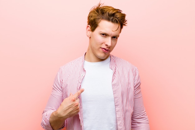 Foto retrato de un hombre sobre un fondo rosa