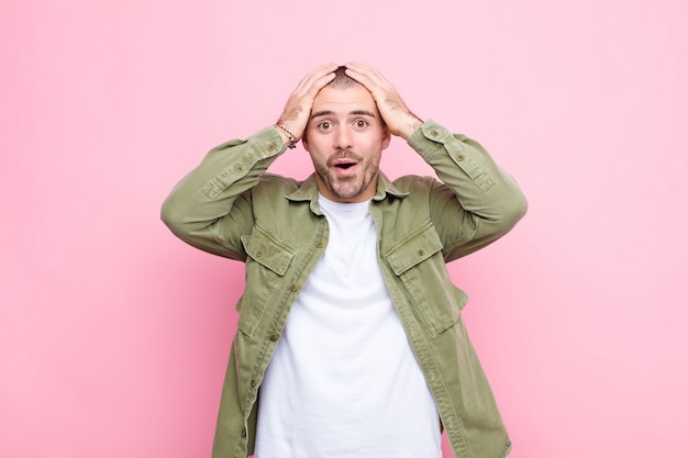 Retrato de un hombre sobre un fondo rosa