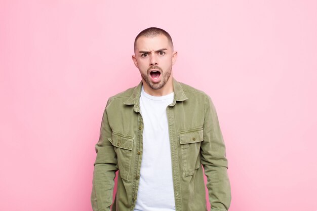 Retrato de un hombre sobre un fondo rosa