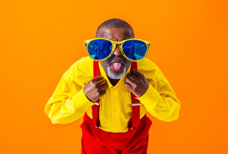 Foto retrato de un hombre con sombrero contra un fondo amarillo