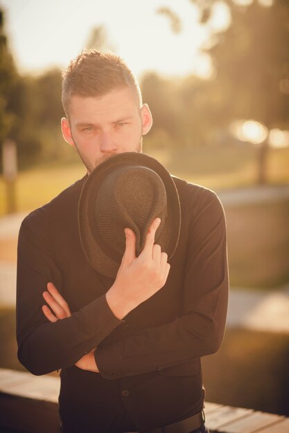 Retrato de un hombre con sombrero en la mano